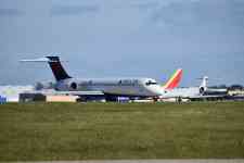 Austin: airport, airplane, Delta Airlines
